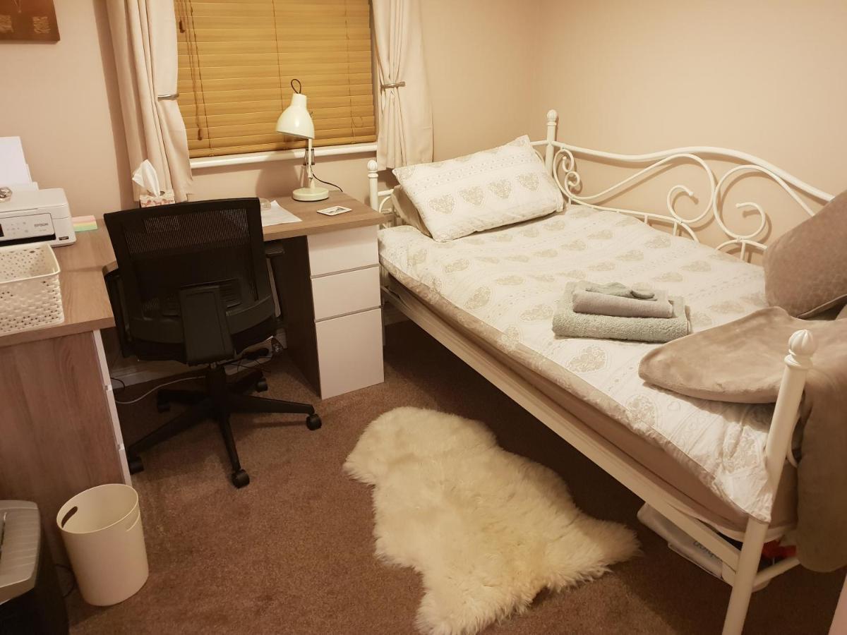 Siobhan'S Abode 2 Deluxe Doubles N Large Single No Pets Swindon Exterior photo